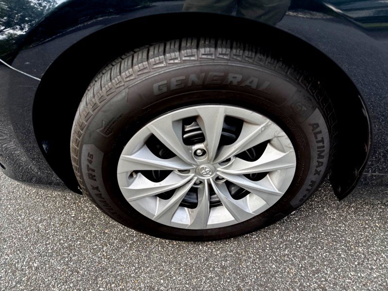 Used 2015 Toyota Camry LE FWD image 32