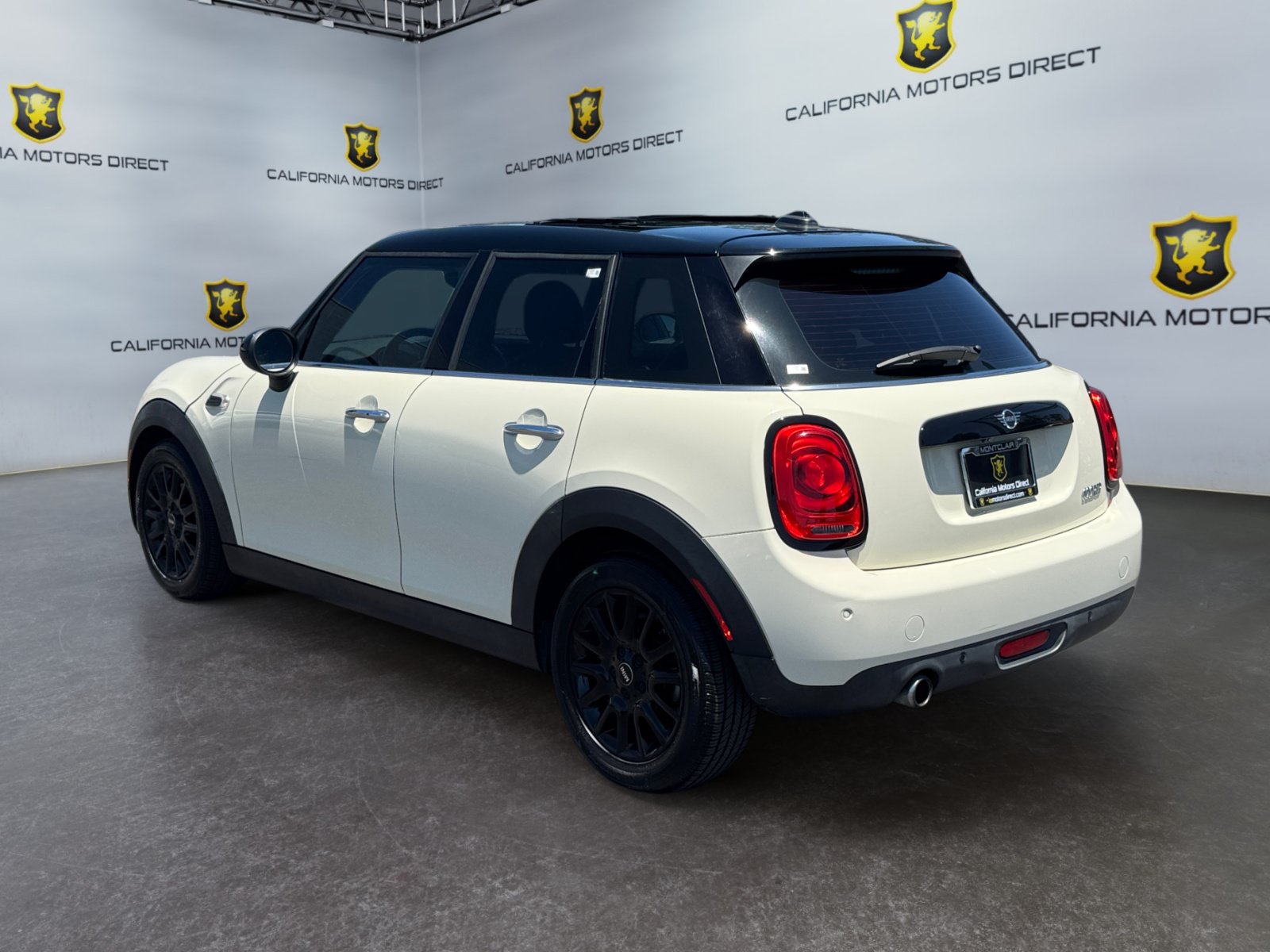 Used 2019 MINI Cooper 4-Door Hardtop w/ Signature Upholstery Package FWD image 3