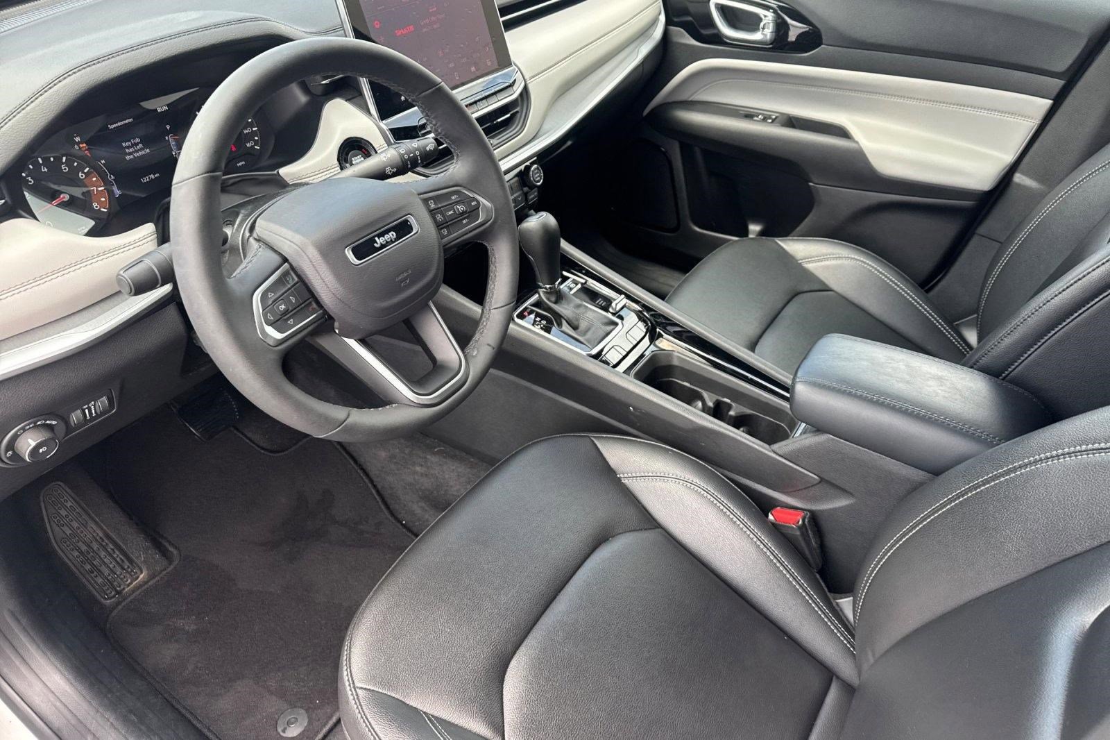 Used 2025 Jeep Compass Limited AWD/4WD image 4