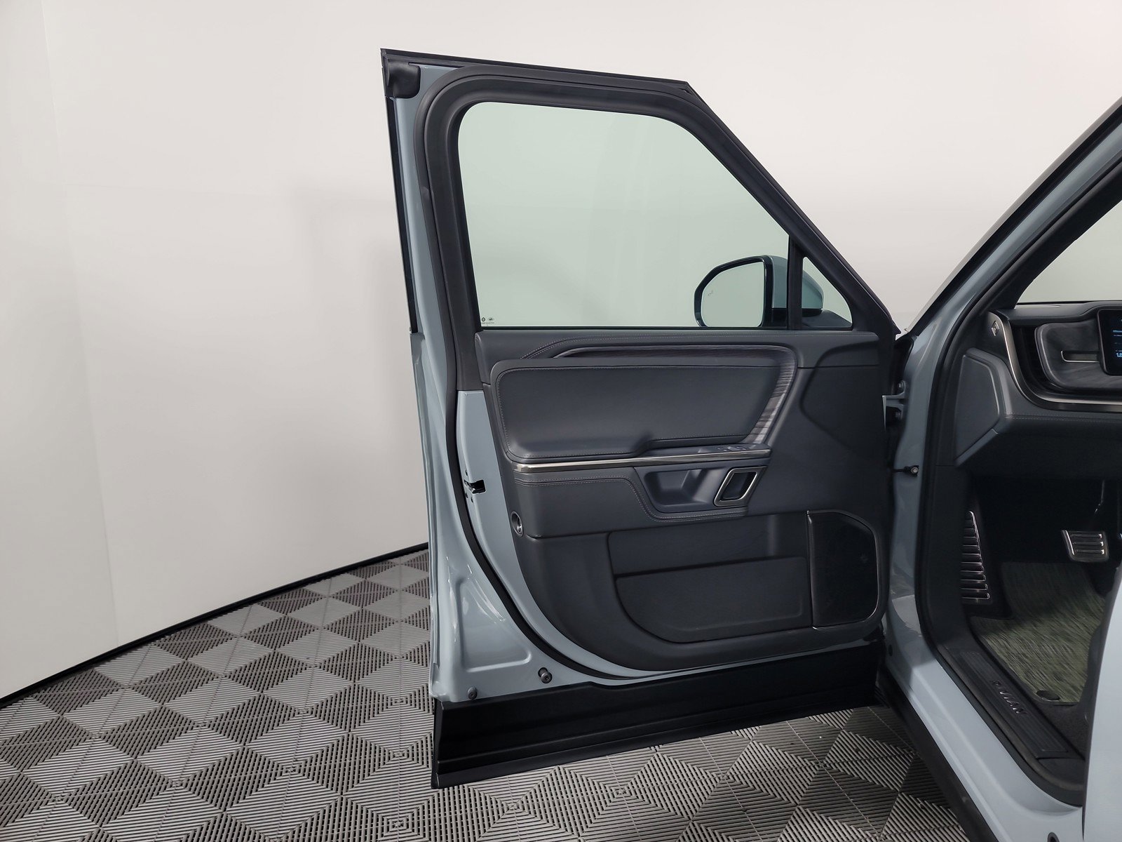 Used 2024 Rivian R1S Adventure AWD/4WD image 16