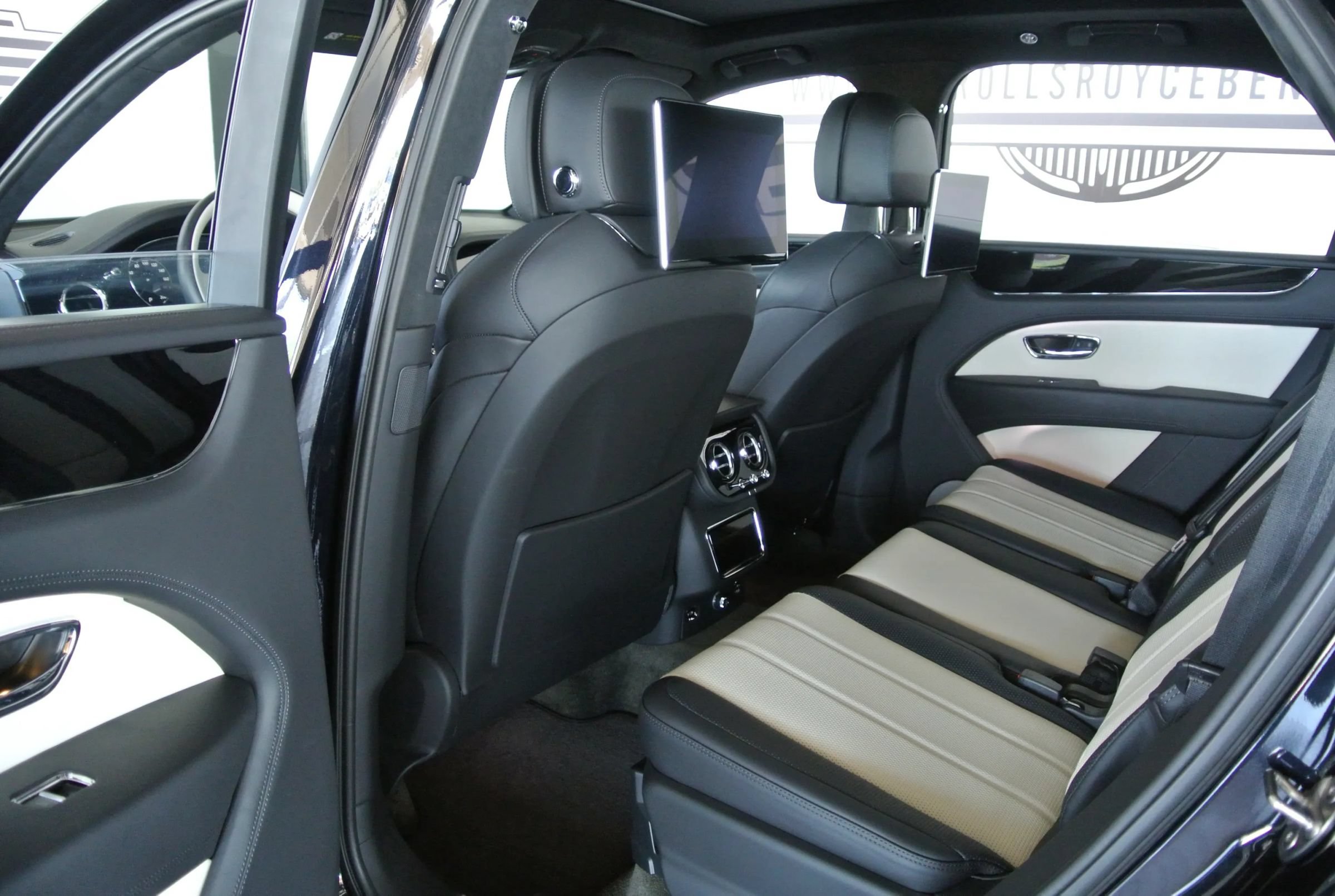 Used 2023 Bentley Bentayga AWD/4WD image 17