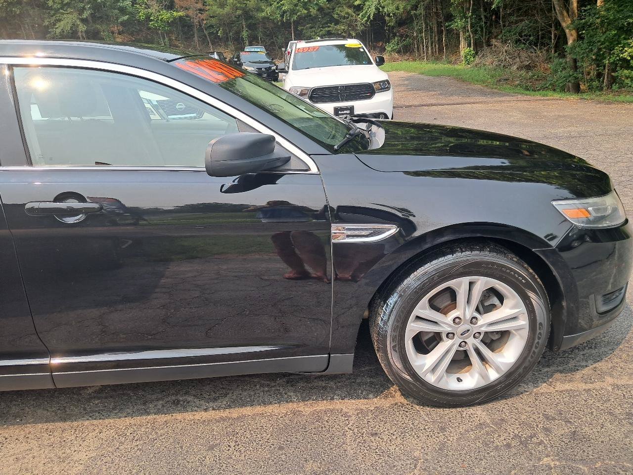Used 2017 Ford Taurus SE FWD image 11