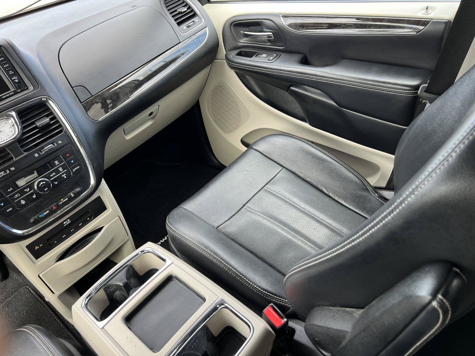 Used 2014 Chrysler Town & Country Touring-L w/ Driver Convenience Group FWD image 27