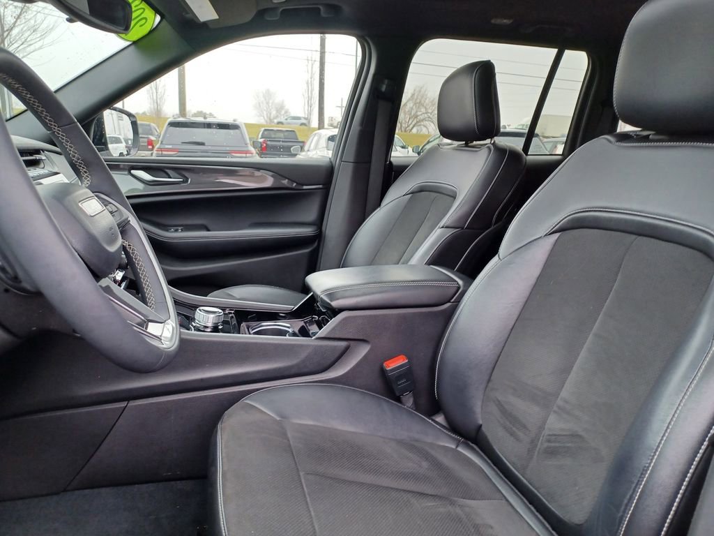 Used 2023 Jeep Grand Cherokee Altitude AWD/4WD image 10