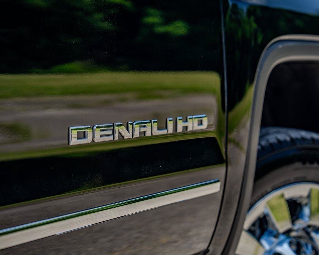 Used 2016 GMC Sierra 2500 Denali w/ Duramax Plus Package AWD/4WD image 9