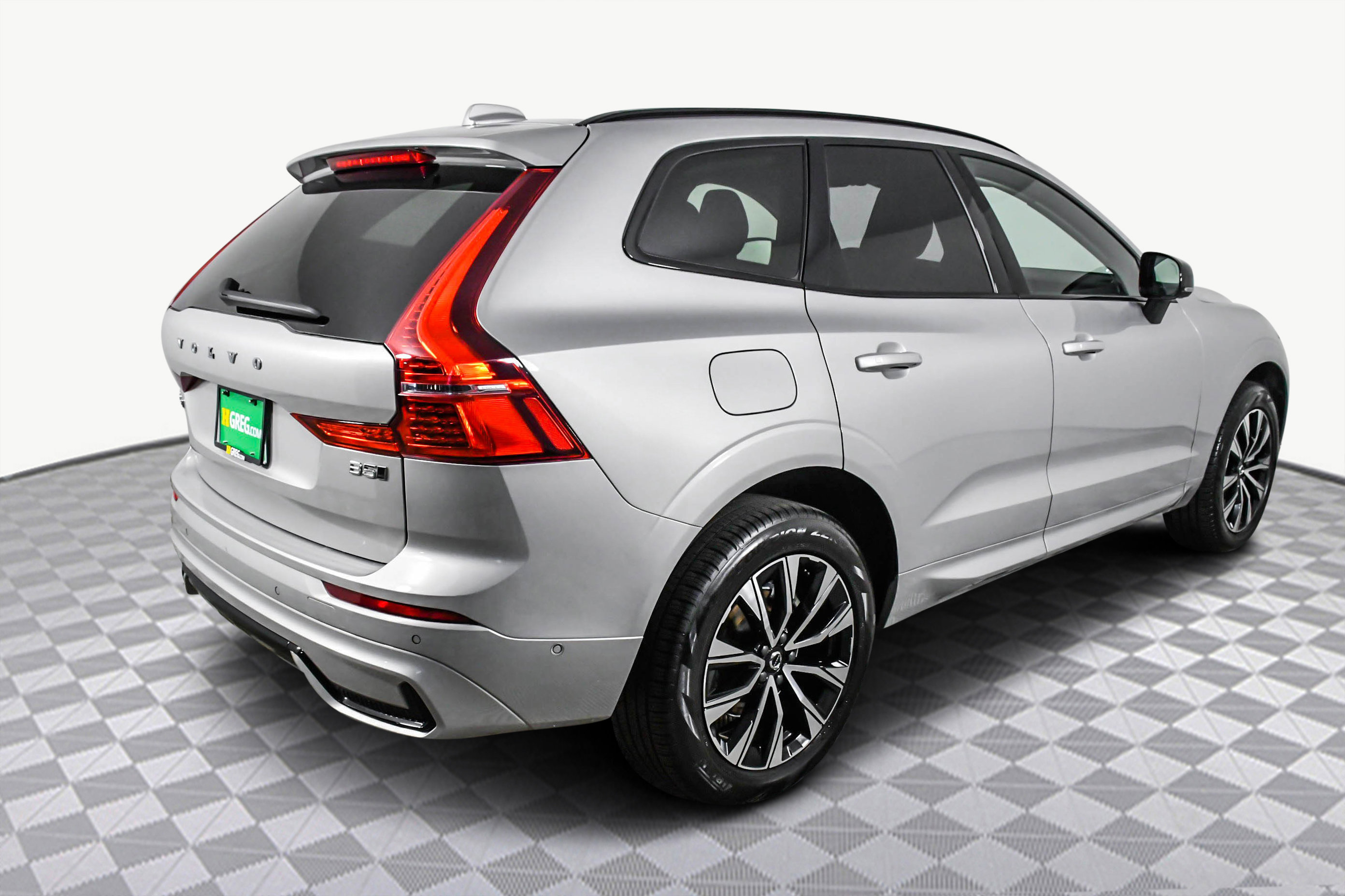 Used 2025 Volvo XC60 B5 Plus image 8