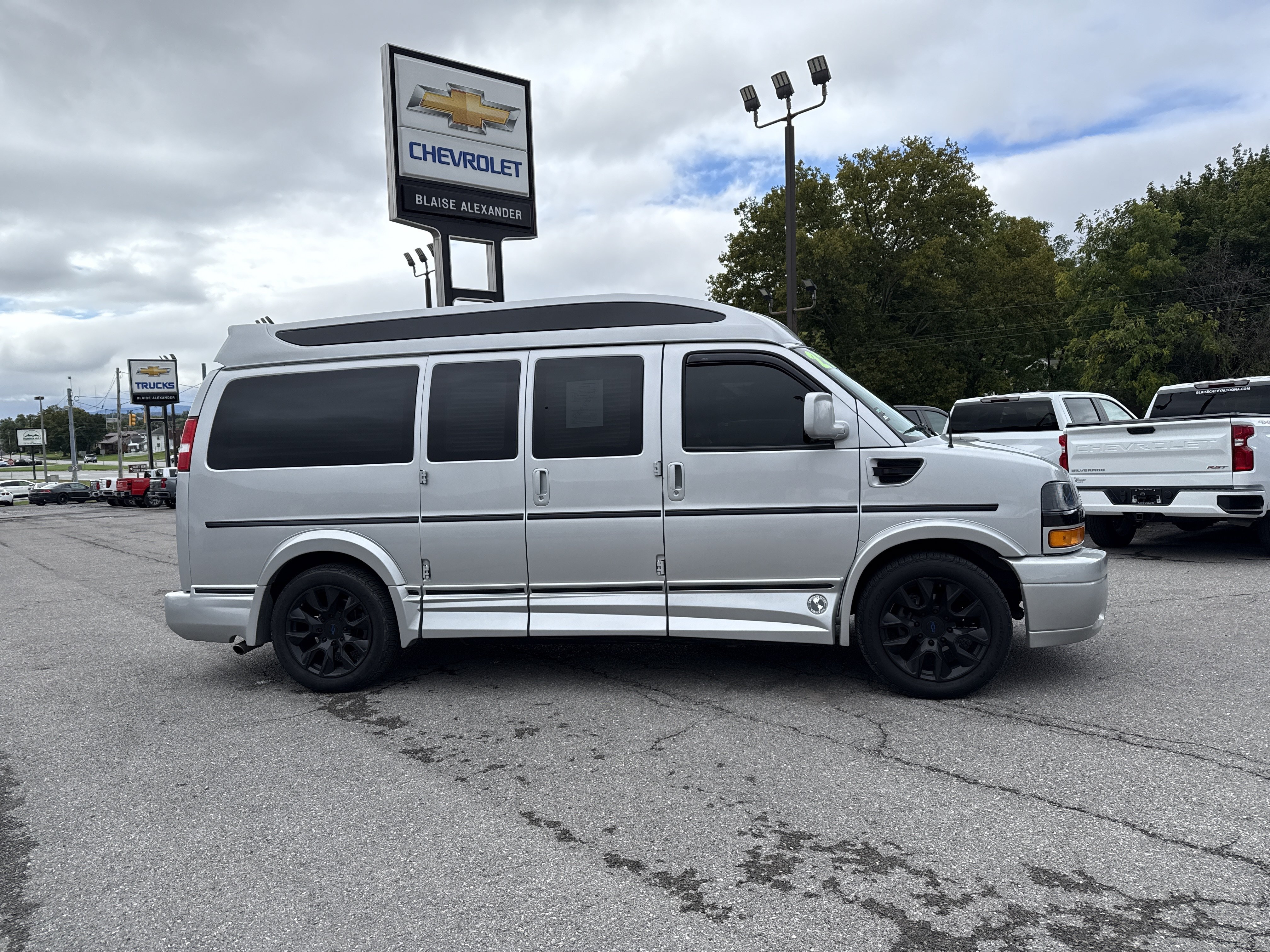Used 2021 Chevrolet Express 2500 LS w/ Enhanced Convenience Package RWD image 2
