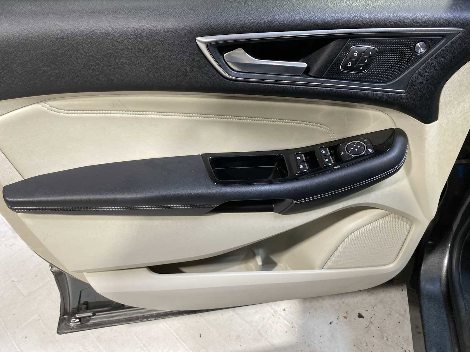 Used 2019 Ford Edge Titanium w/ Cold Weather Package image 23