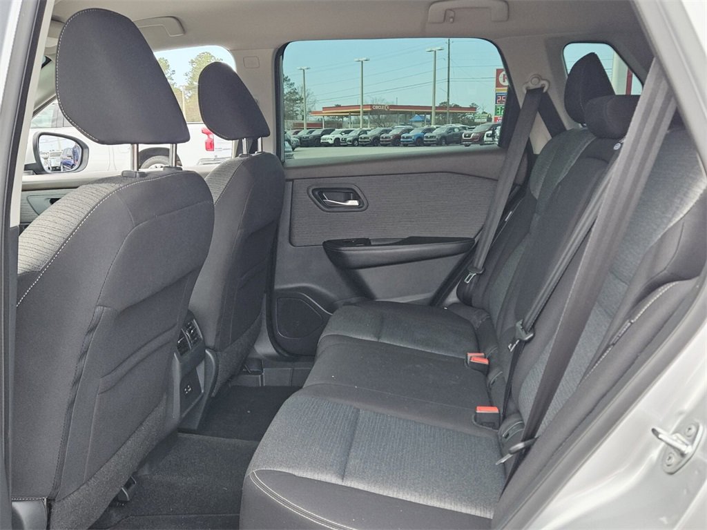 Used 2021 Nissan Rogue SV image 4