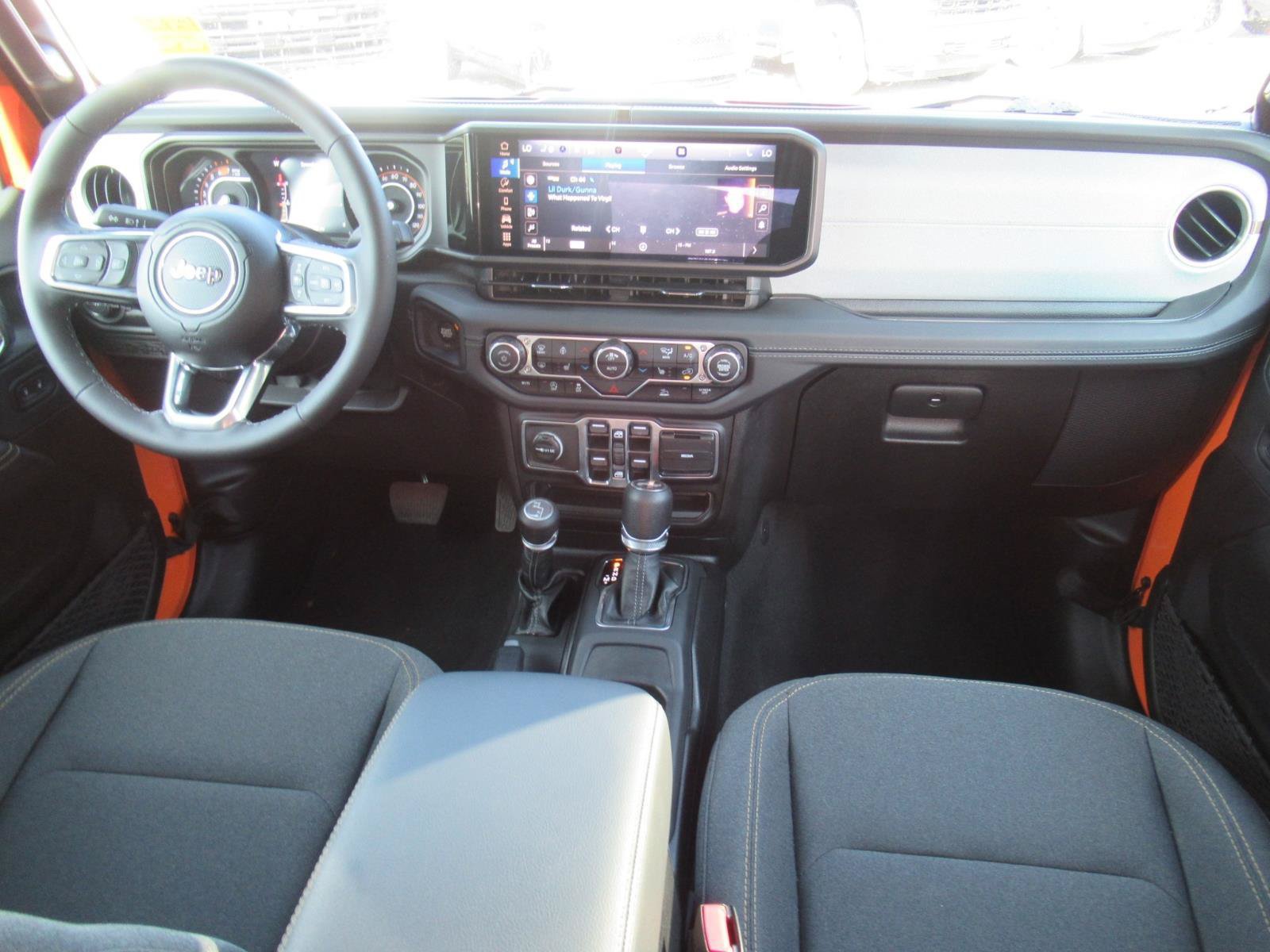 Used 2025 Jeep Wrangler Unlimited Sahara AWD/4WD image 13
