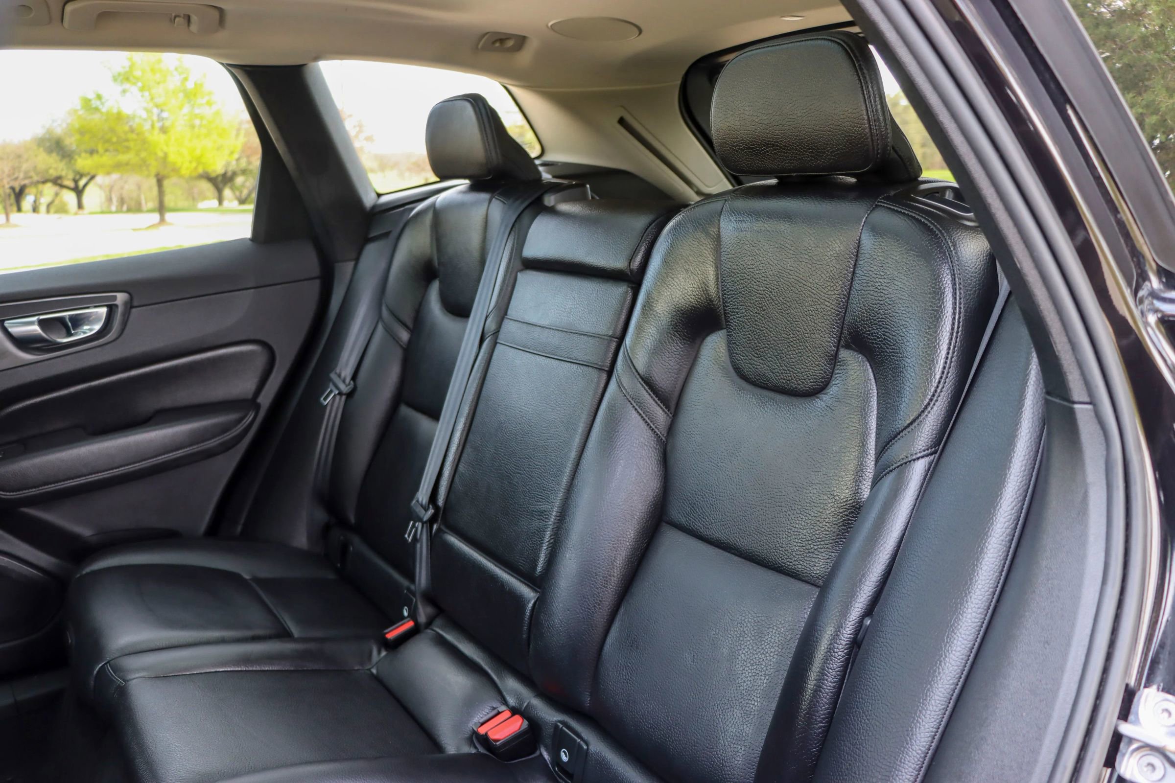 Used 2021 Volvo XC60 T6 Momentum w/ Premium Package AWD/4WD image 17