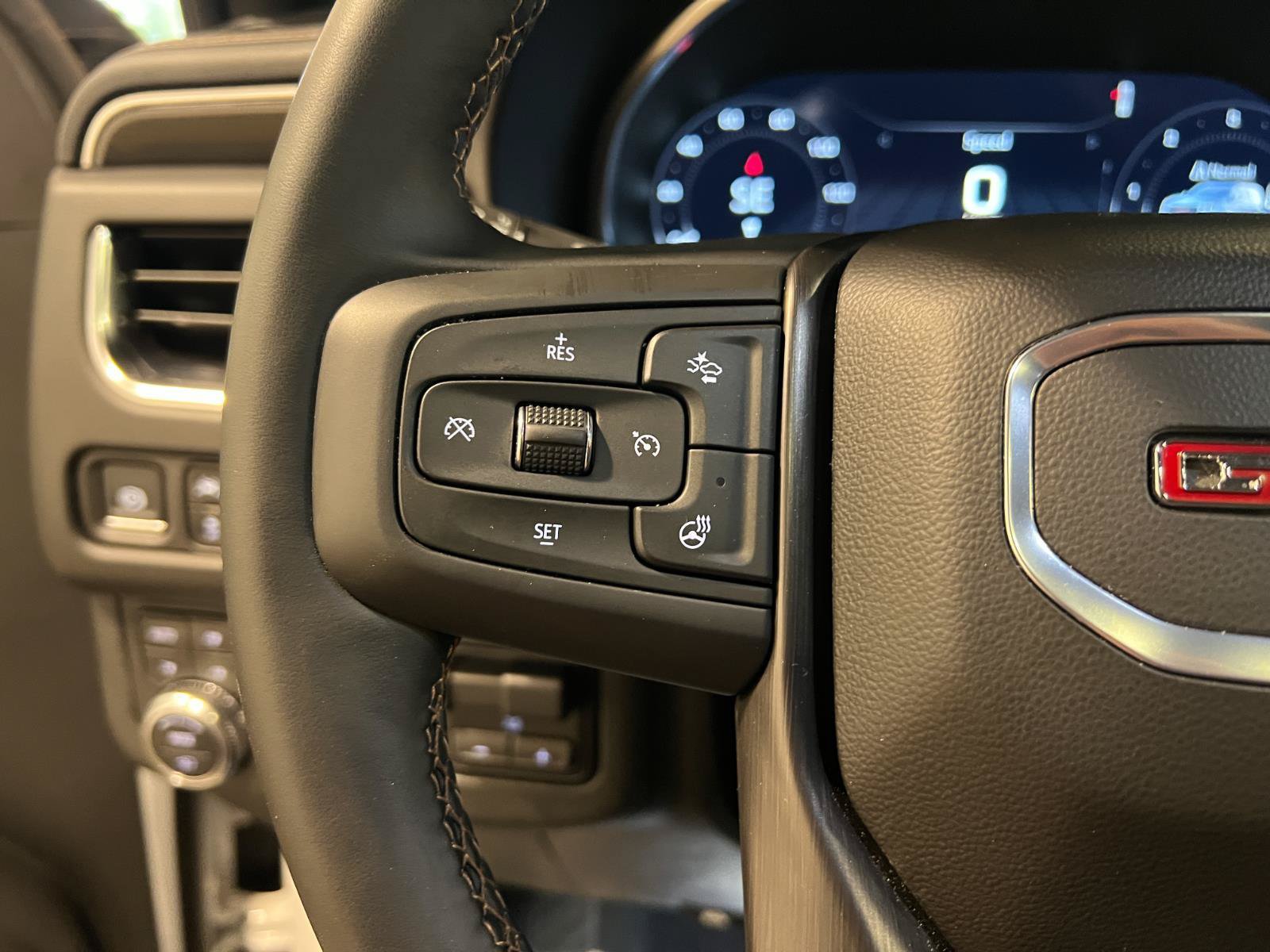 Used 2024 GMC Yukon AT4 w/ AT4 Premium Plus Package AWD/4WD image 13