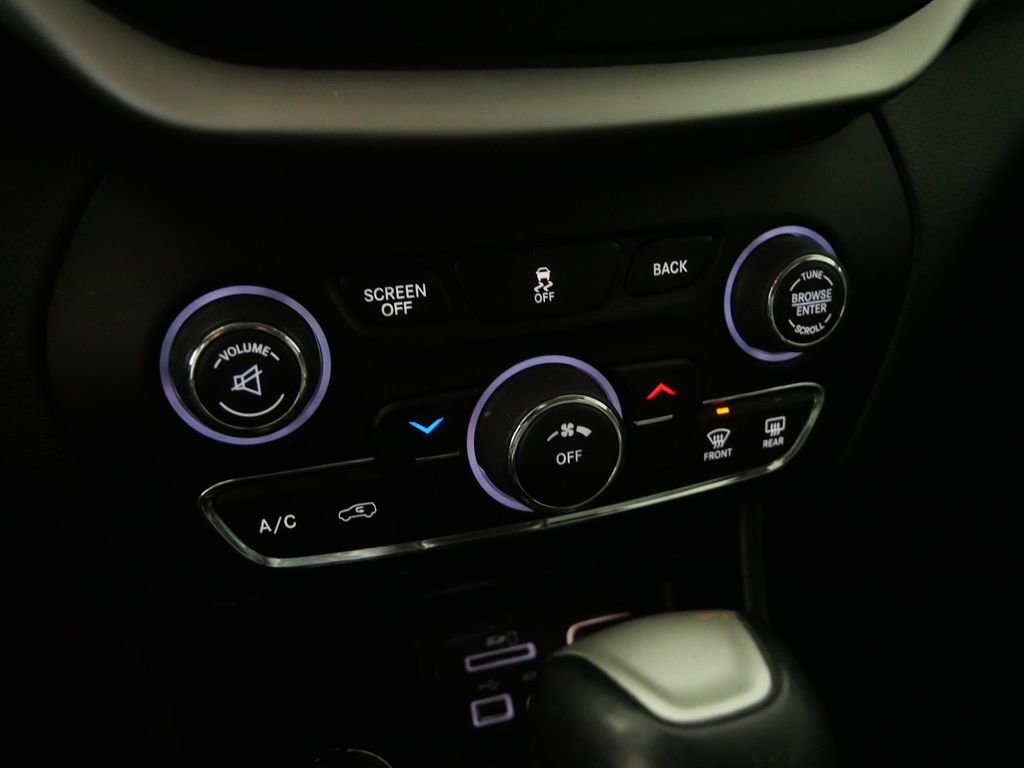 Used 2016 Jeep Cherokee Trailhawk w/ Cold Weather Group image 20