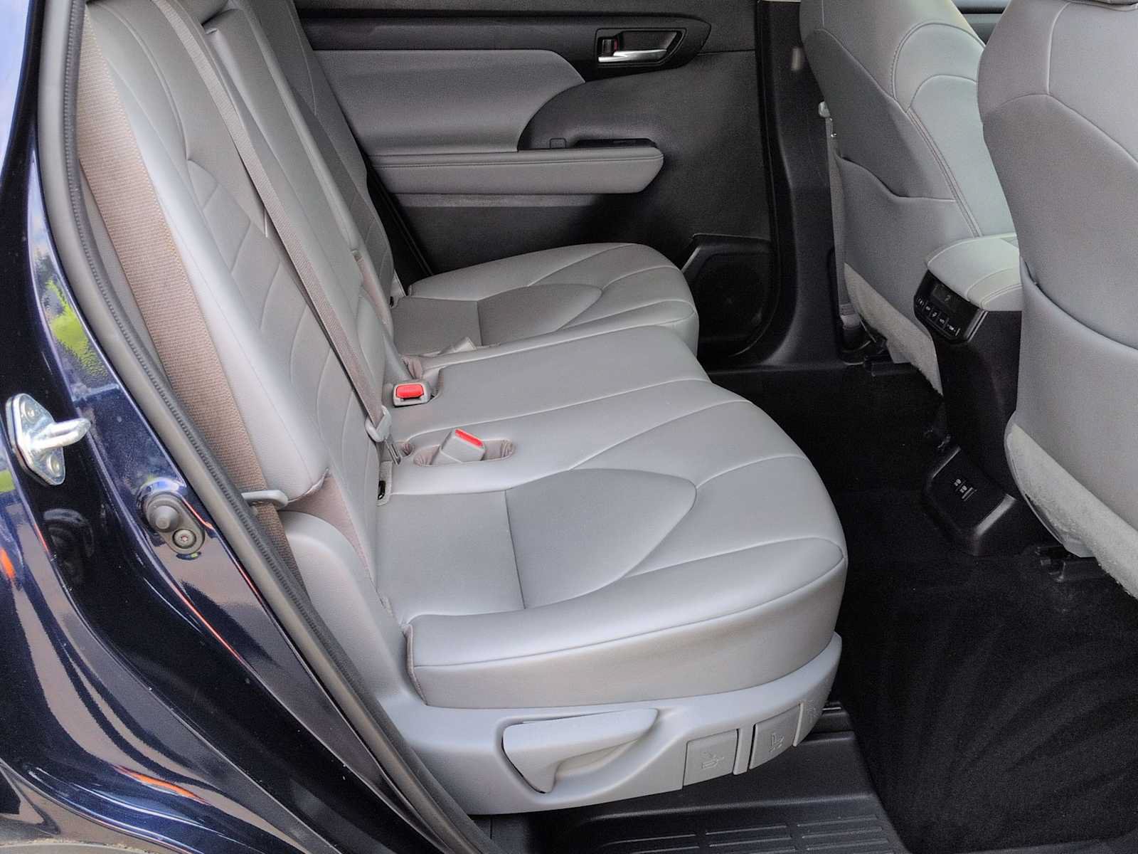 Used 2021 Toyota Highlander XLE AWD/4WD image 22
