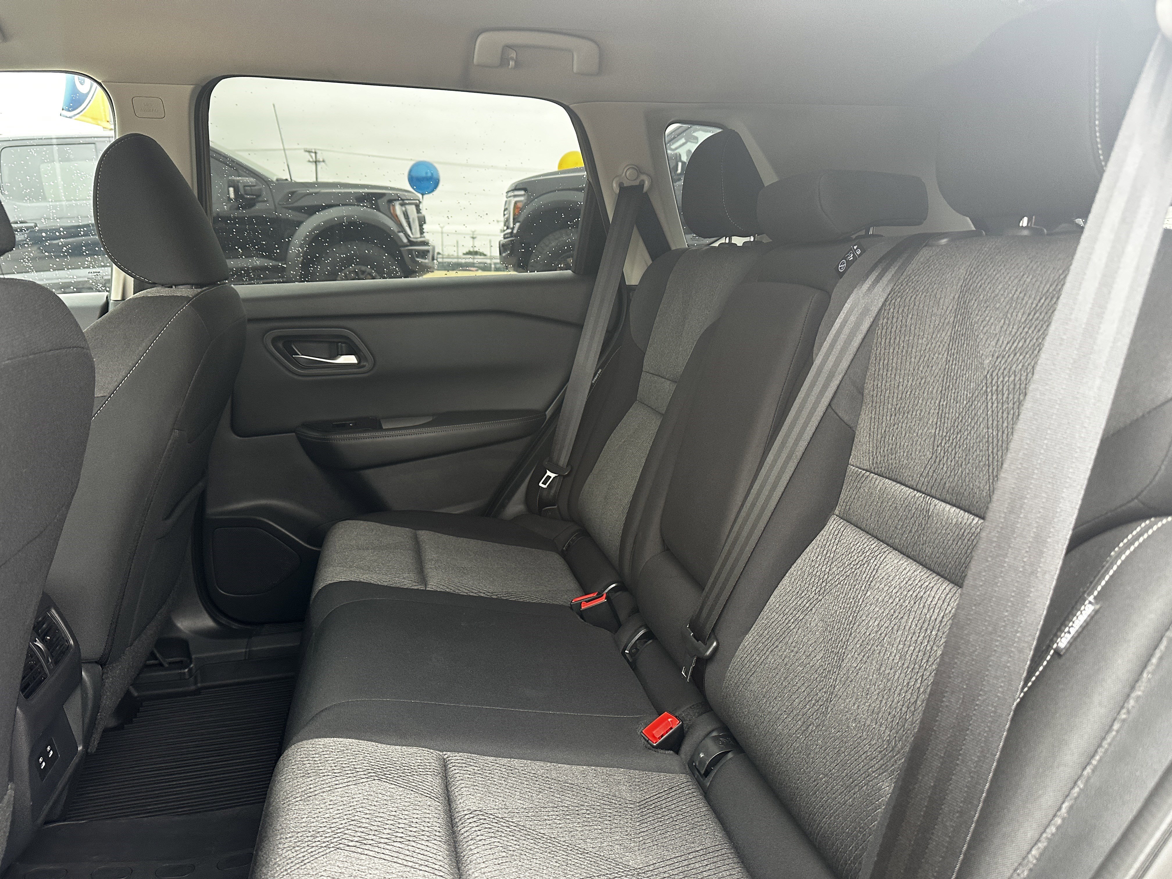 Used 2024 Nissan Rogue SV FWD image 12