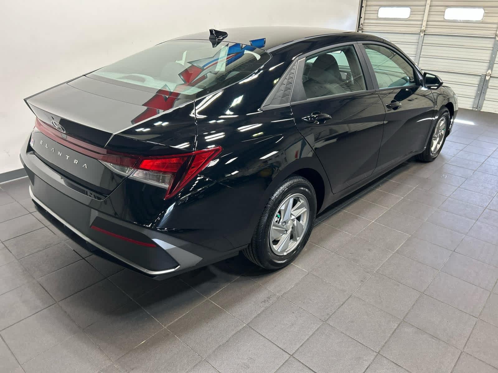 New 2026 Hyundai Elantra SE FWD image 3
