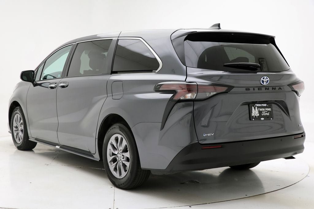 Used 2025 Toyota Sienna XLE FWD image 6