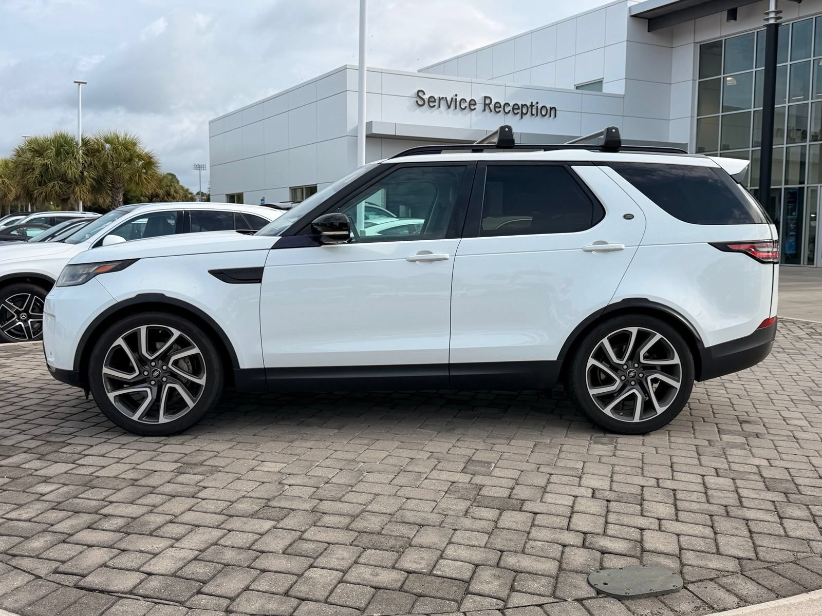 Used 2018 Land Rover Discovery HSE AWD/4WD image 12