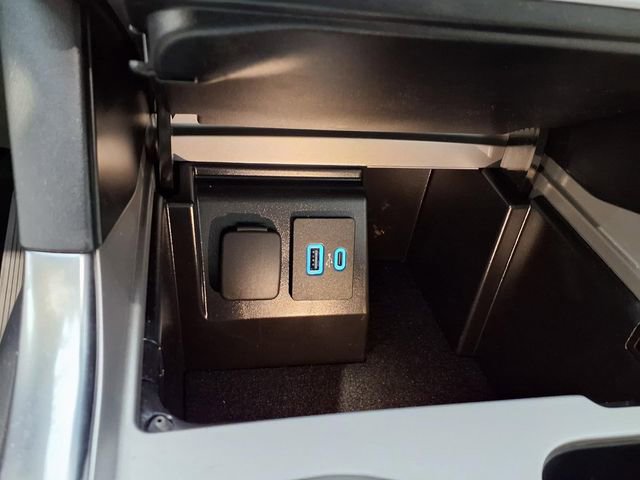 Used 2024 Ford Explorer XLT w/ Equipment Group 202A image 9