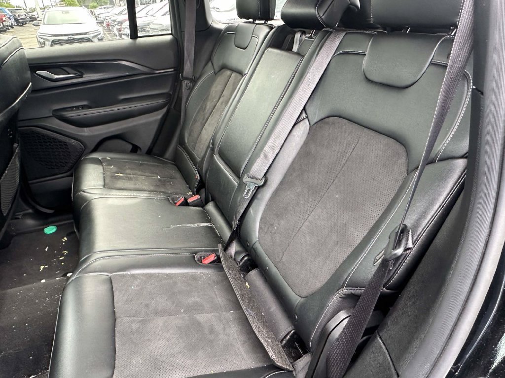 Used 2024 Jeep Grand Cherokee Laredo AWD/4WD image 10