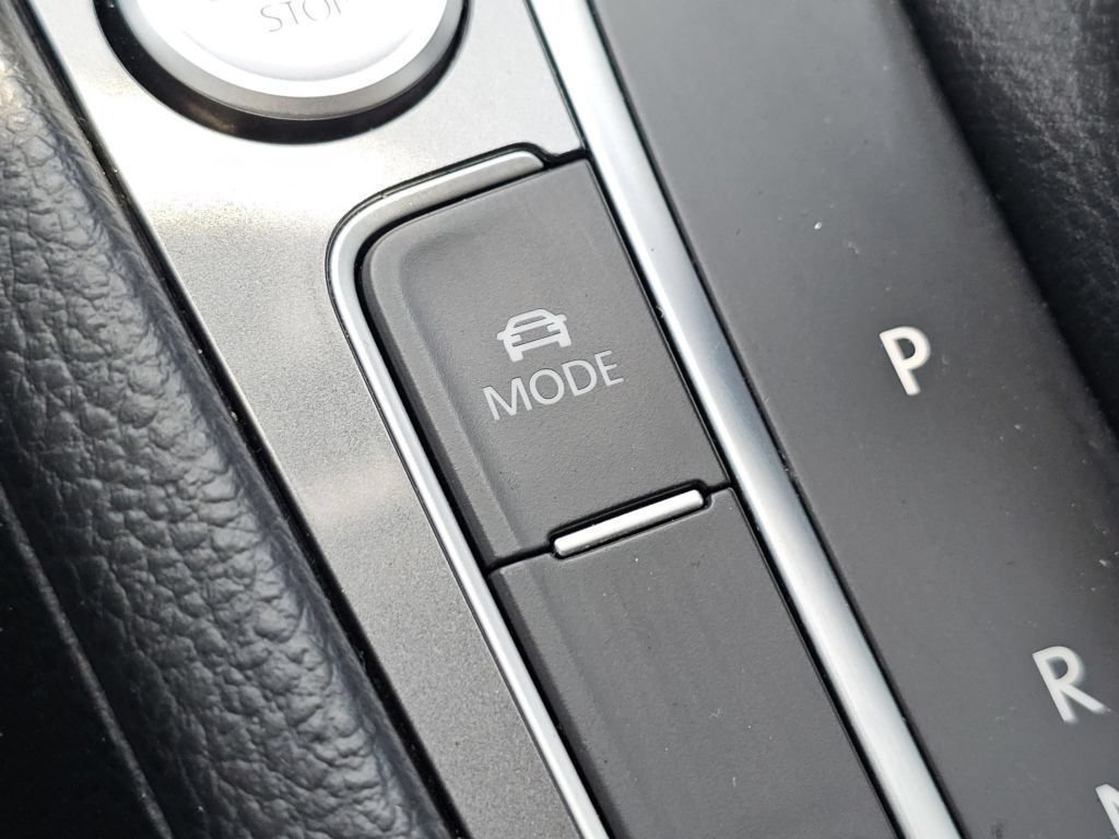 Used 2016 Volkswagen e-Golf SE w/ DC Fast Charging Package FWD image 9