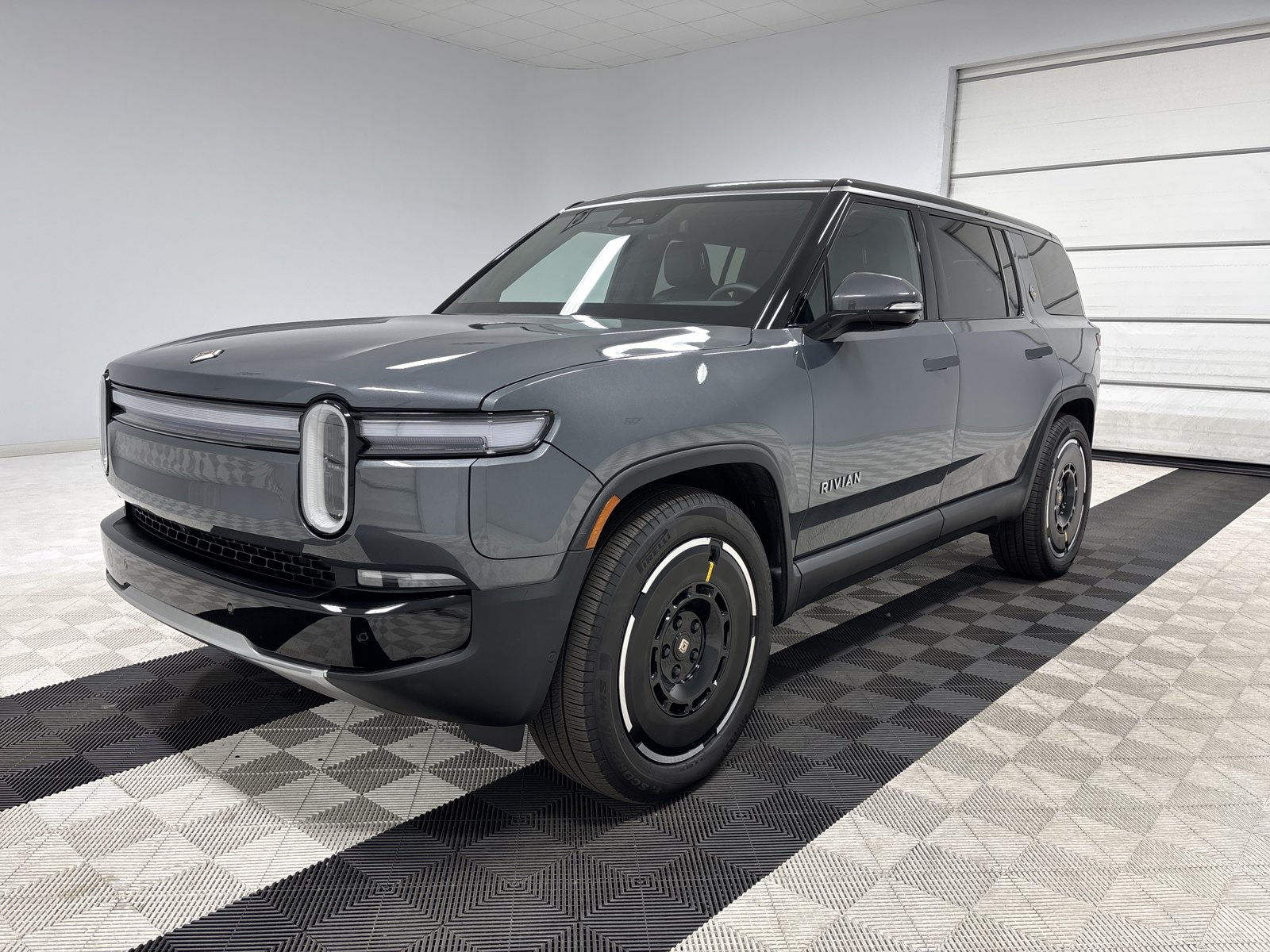 Used 2025 Rivian R1S Adventure AWD/4WD image 1