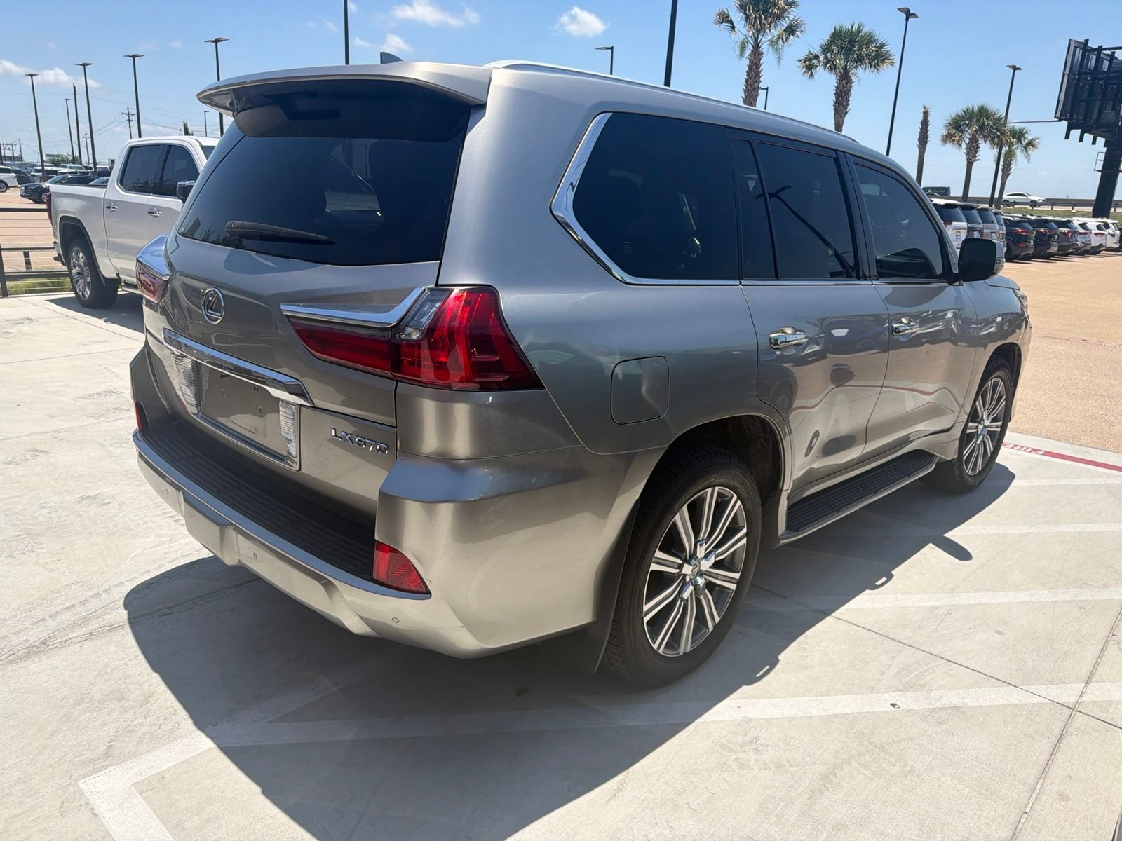 Used 2016 Lexus LX 570 4WD w/ Luxury Package image 4