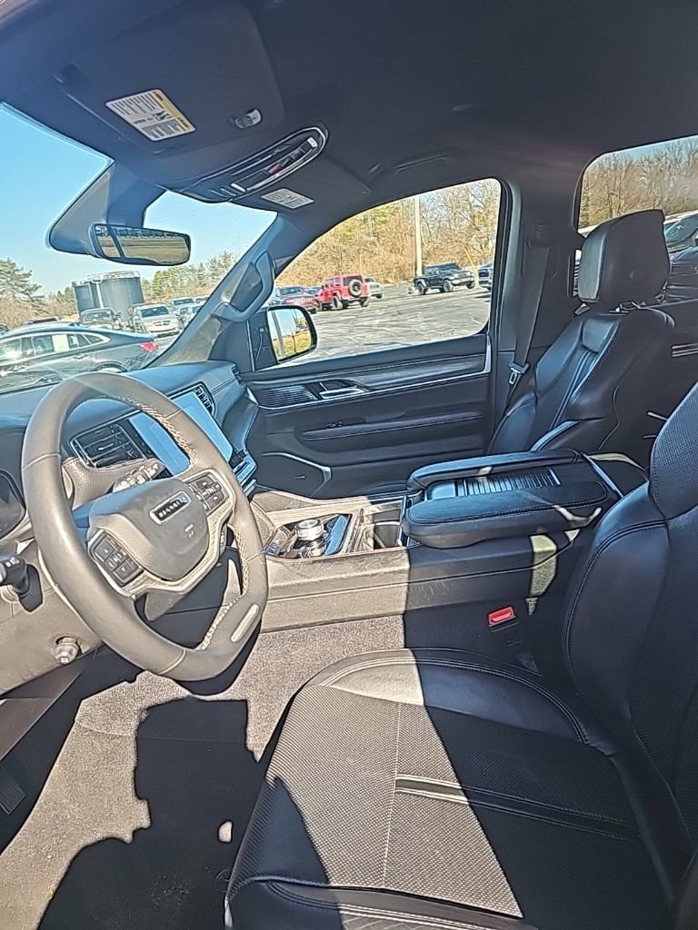 Certified 2024 Jeep Wagoneer L Series II w/ Flexible Seating Group image 9