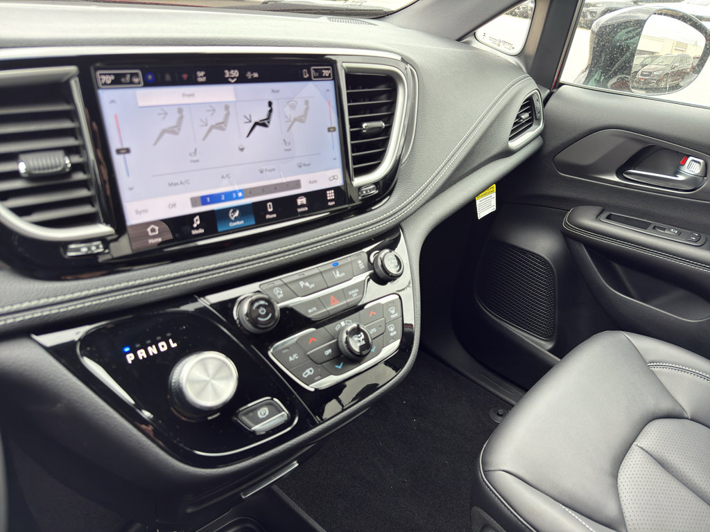 New 2026 Chrysler Pacifica Select AWD/4WD image 21