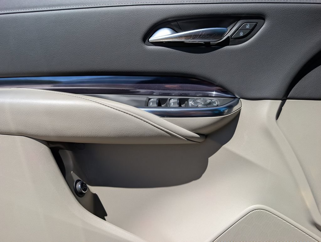 Used 2023 Cadillac XT4 Luxury w/ LPO, Onyx Lite Package AWD/4WD image 16