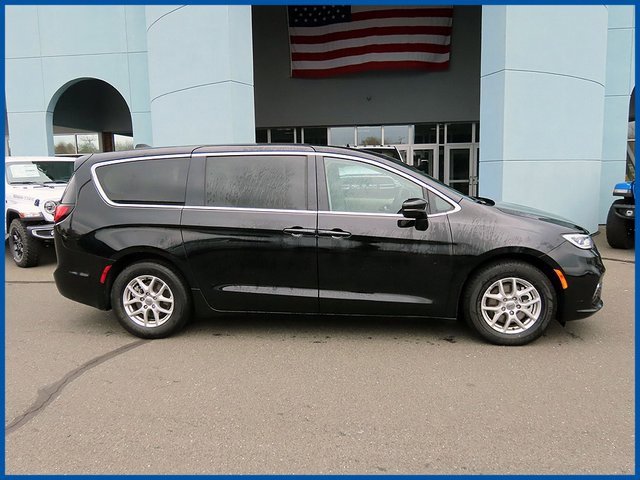 Used 2024 Chrysler Pacifica Touring-L image 2