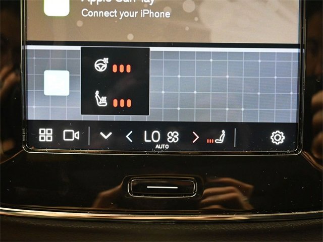 Used 2024 Volvo XC40 B5 Plus image 21