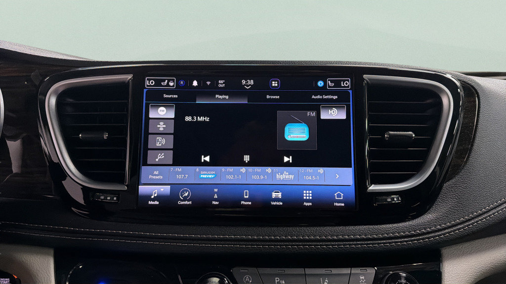 Used 2023 Chrysler Pacifica Limited FWD image 26