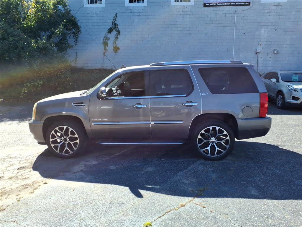 Used 2011 Cadillac Escalade AWD image 9