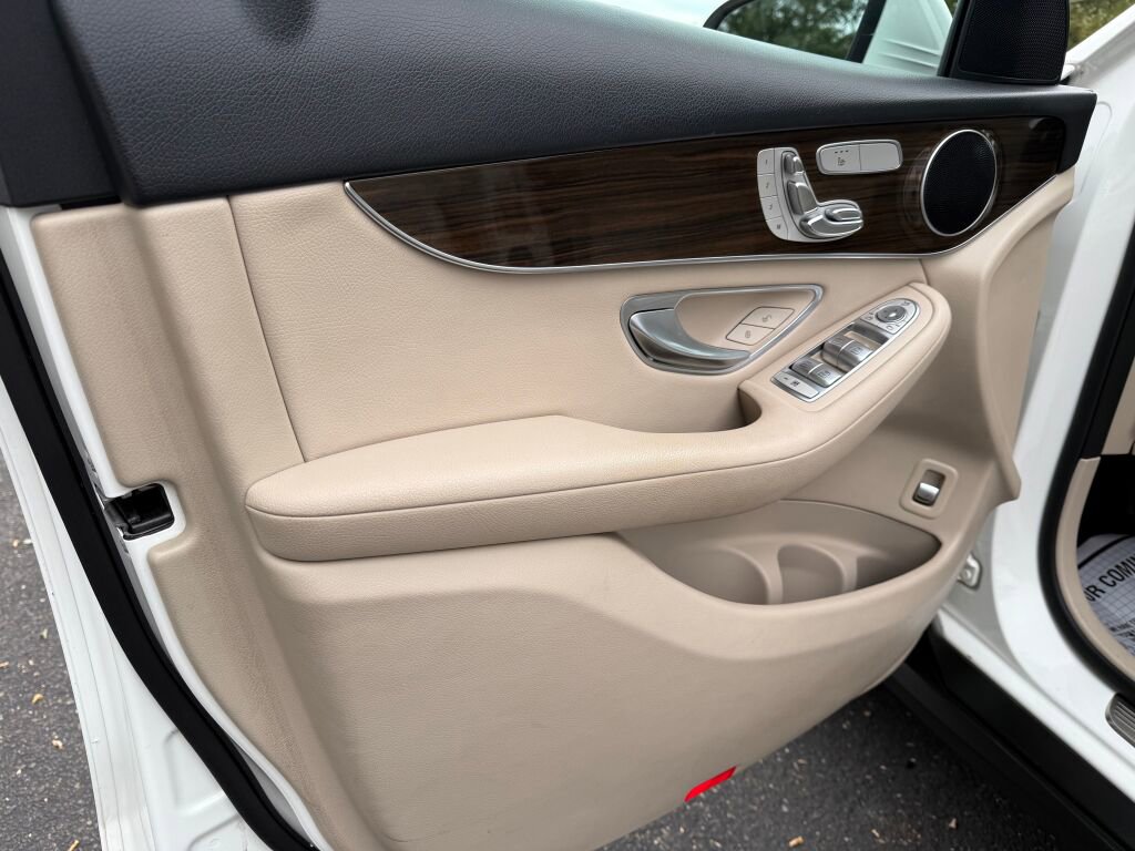 Used 2019 Mercedes-Benz GLC 300 4MATIC image 9