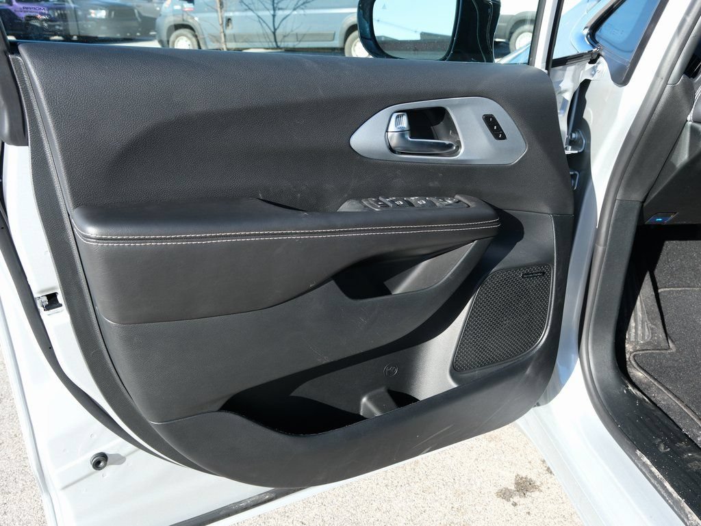 New 2026 Chrysler Pacifica Limited w/ Uconnect Theater Family Group FWD image 15