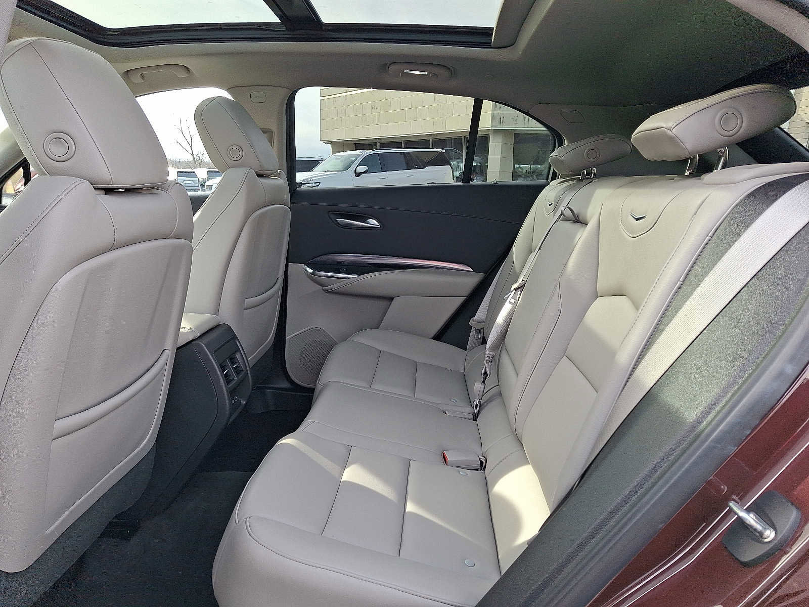 Used 2023 Cadillac XT4 Luxury w/ Cold Weather Package image 10