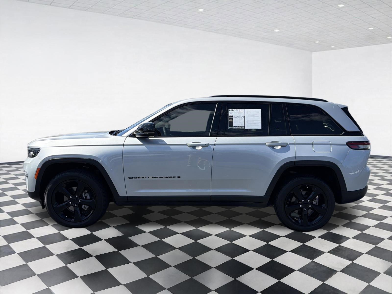 Used 2023 Jeep Grand Cherokee Altitude AWD/4WD image 5