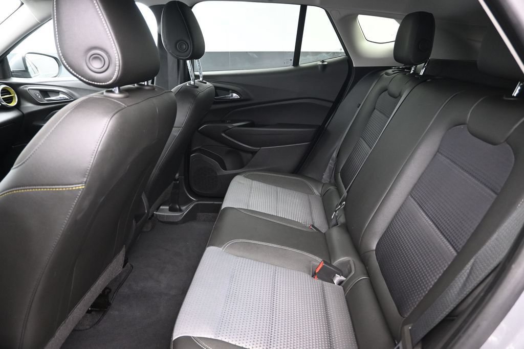 Used 2025 Chevrolet Trax LT FWD image 11