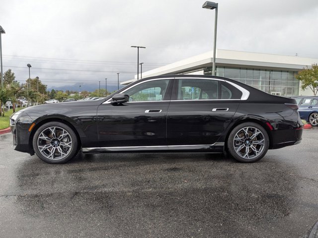 Used 2025 BMW i7 eDrive50 w/ Premium Package image 9