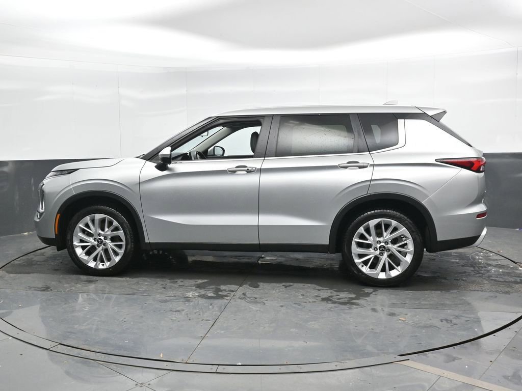 Used 2024 Mitsubishi Outlander SE image 10