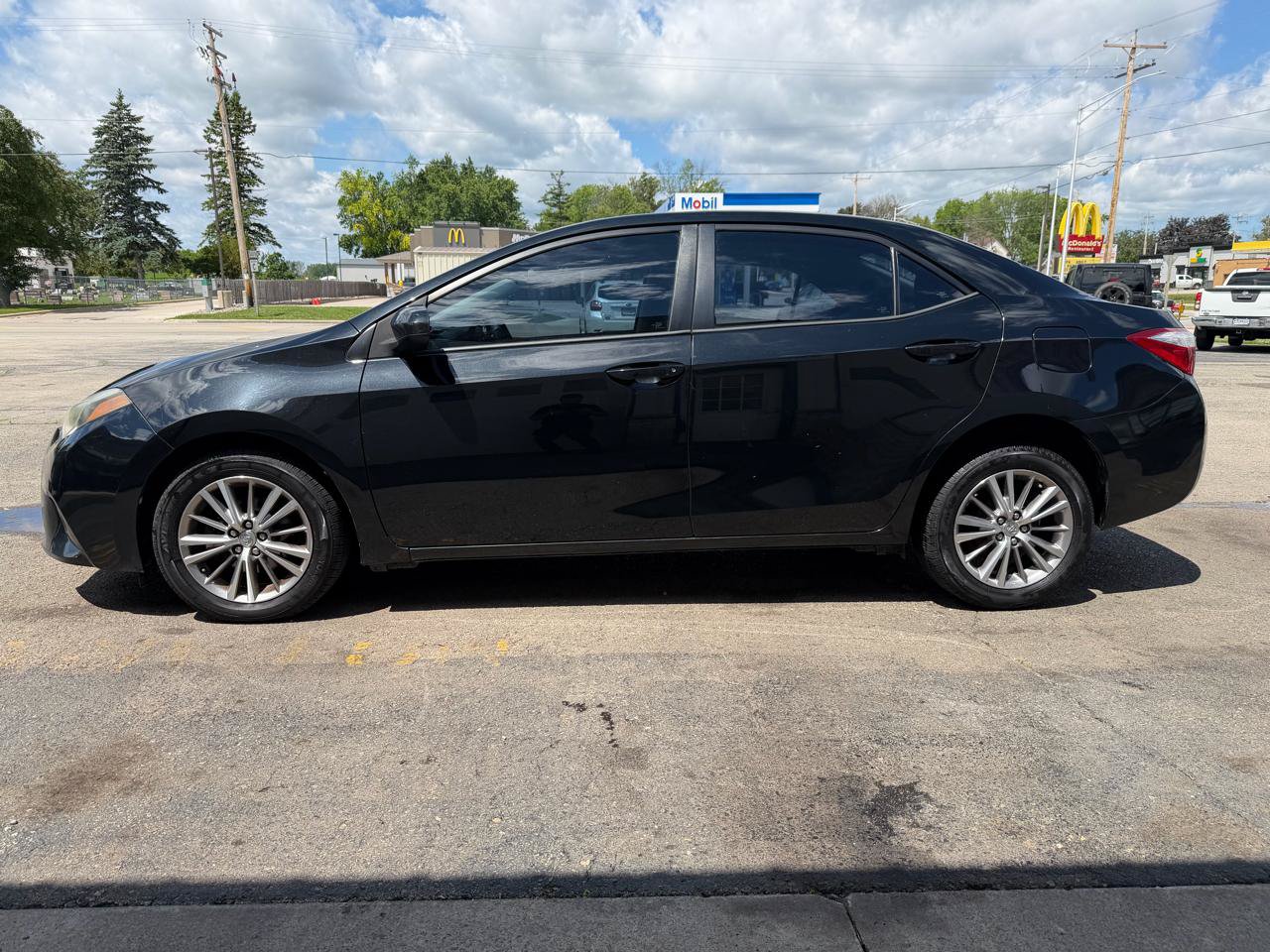 Used 2015 Toyota Corolla LE FWD image 6