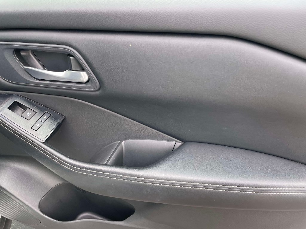 Used 2024 Nissan Rogue SV FWD image 9