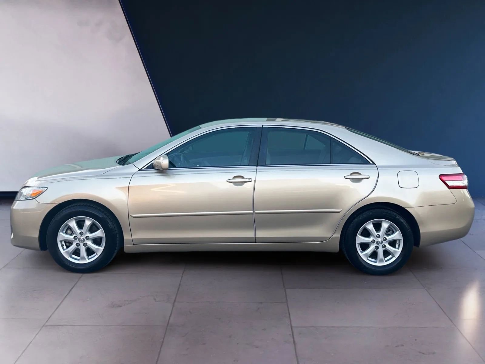 Used 2011 Toyota Camry LE w/ LE Extra-Value Pkg FWD image 2