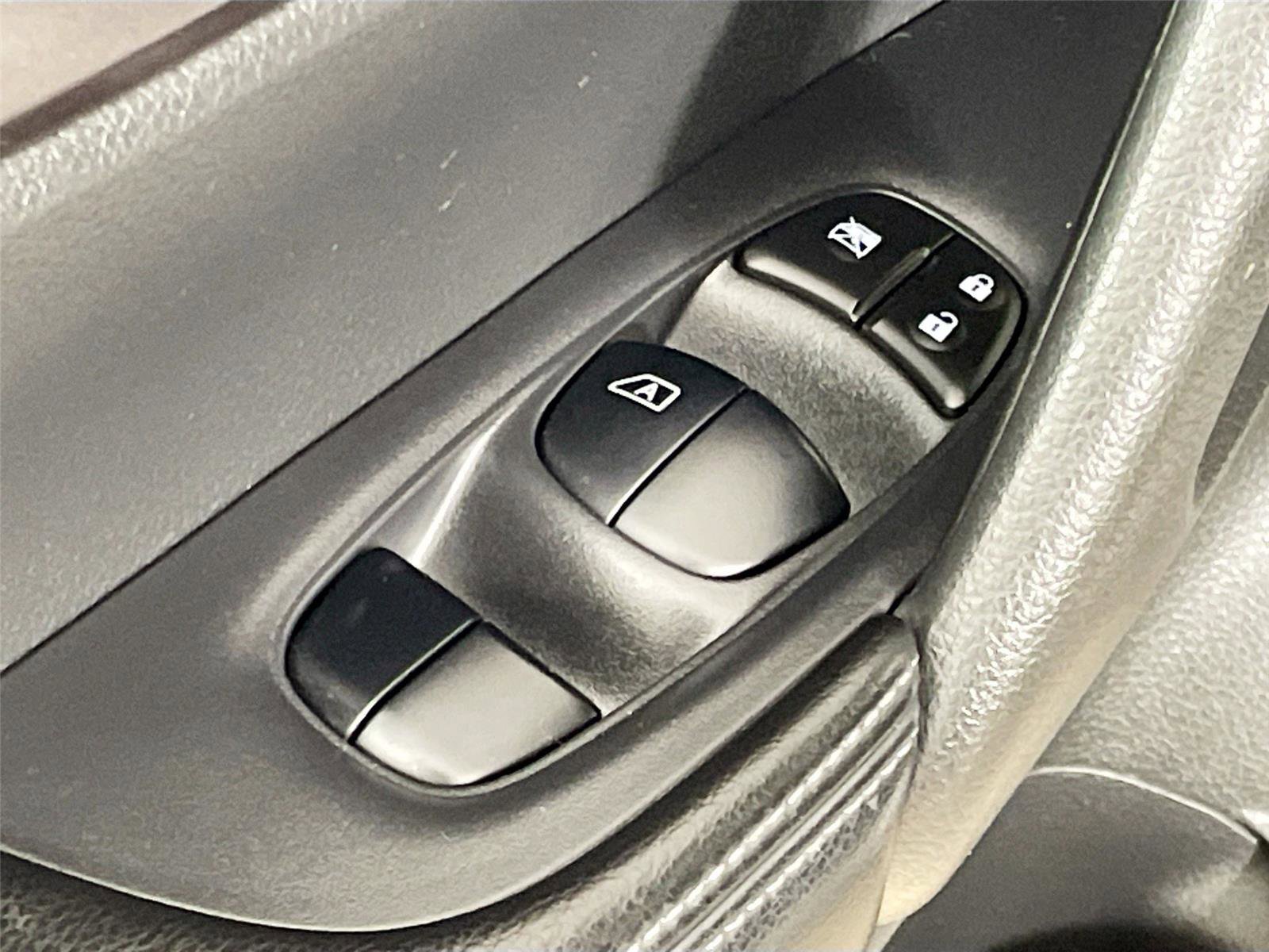 Used 2015 Nissan Rogue SV w/ SV Premium Package image 21