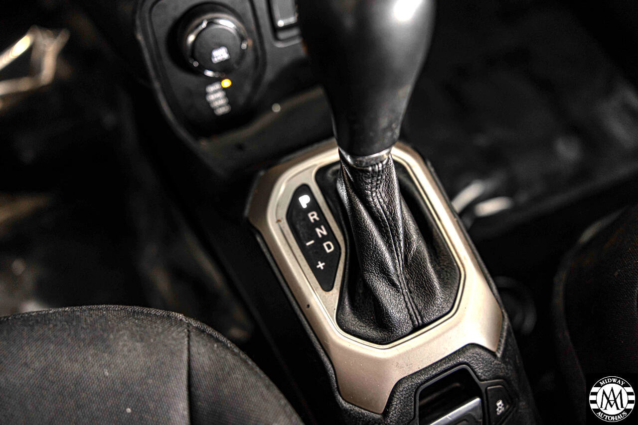 Used 2015 Jeep Renegade Latitude w/ Cold Weather Group II image 26