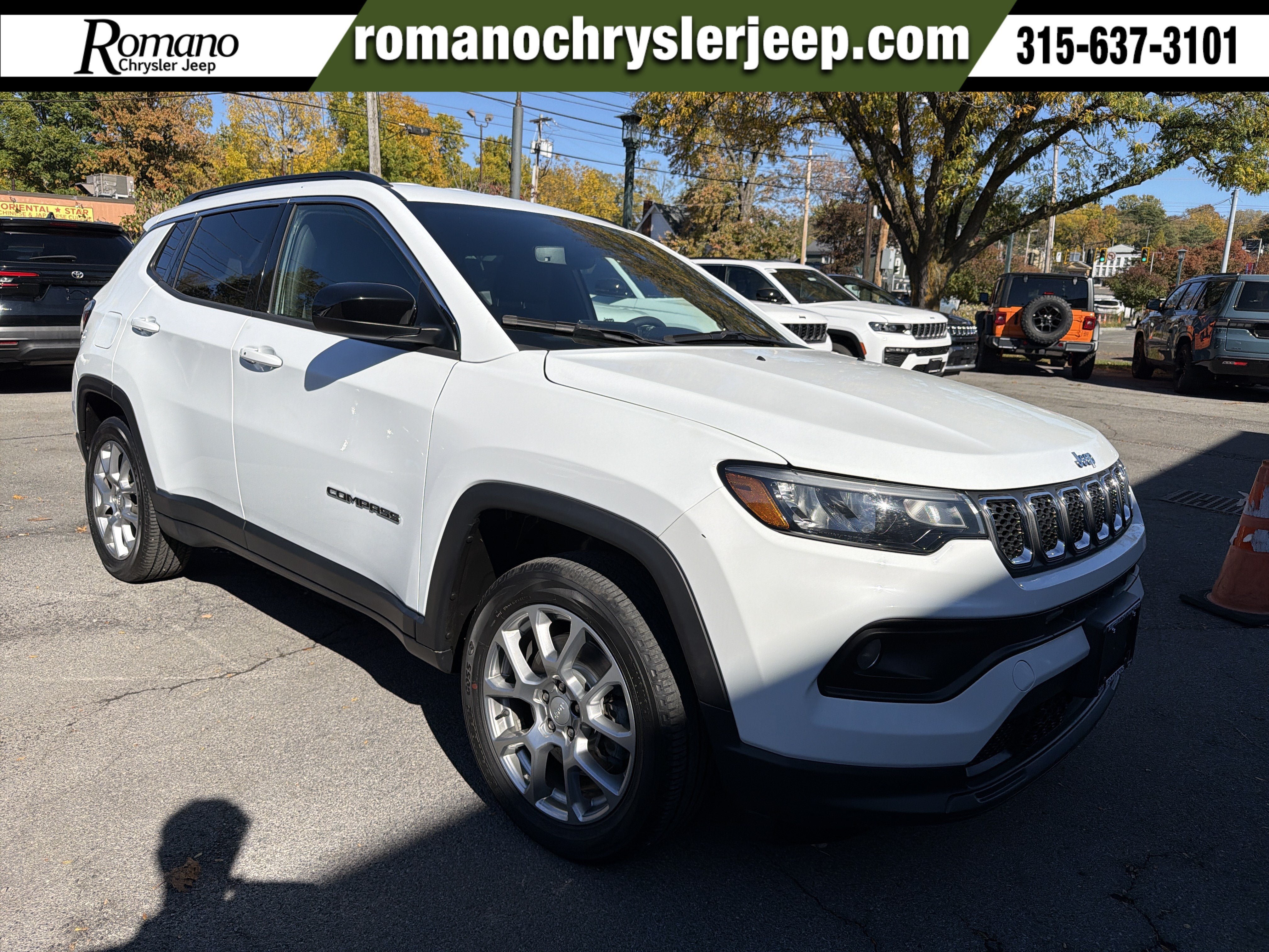 Used 2023 Jeep Compass Latitude AWD/4WD image 1