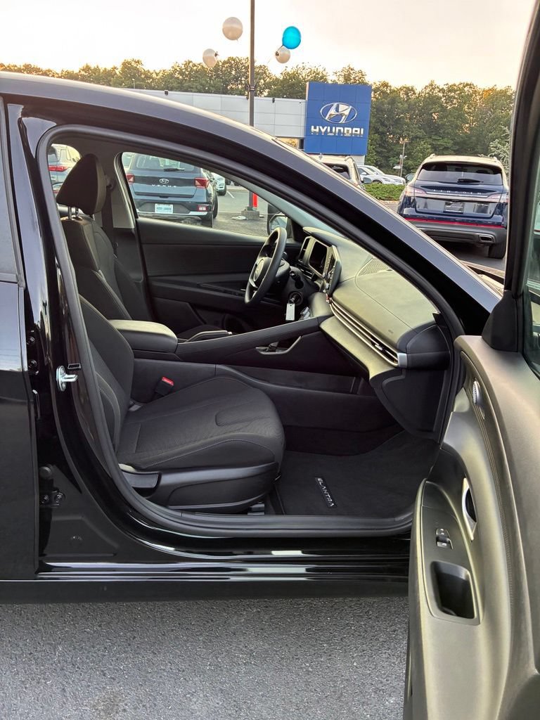 Used 2025 Hyundai Elantra SE FWD image 17