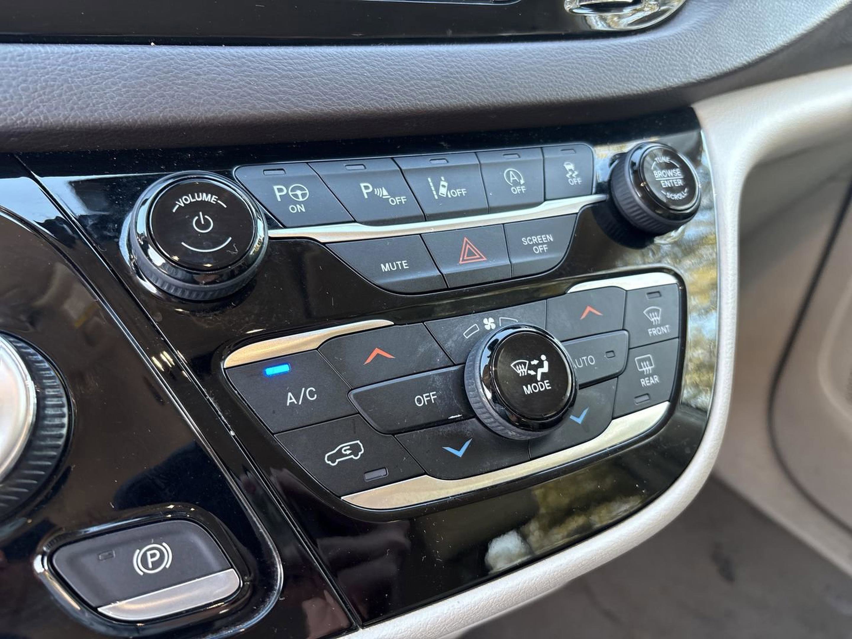 Used 2020 Chrysler Pacifica Touring-L Plus w/ Tire & Wheel Group image 29