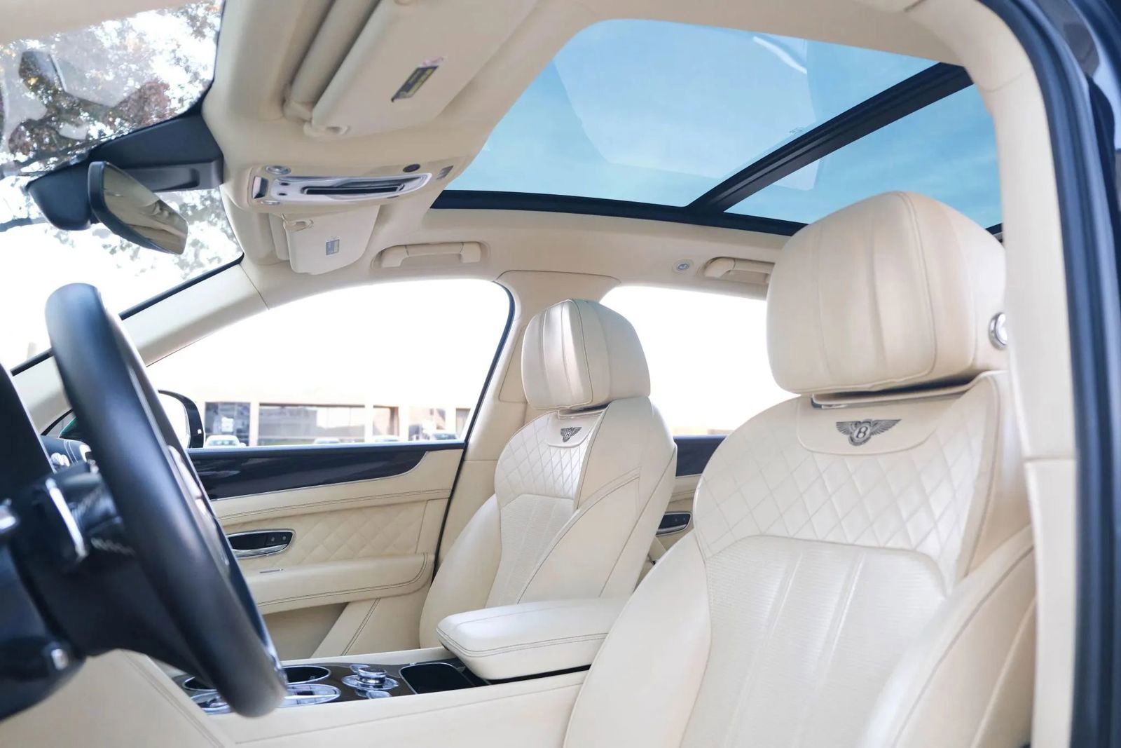 Used 2018 Bentley Bentayga image 24